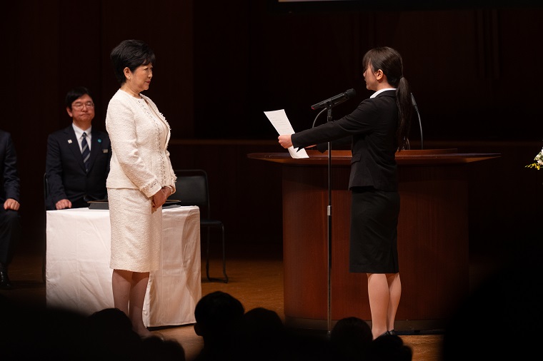 An newly hired employee taking an oath to the Governor