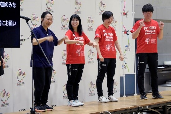 Photo: Kawamata Ikumi (far left) introducing international sign language