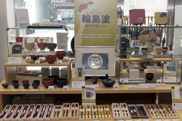 A variety of Wajima-nuri lacquerware works on display