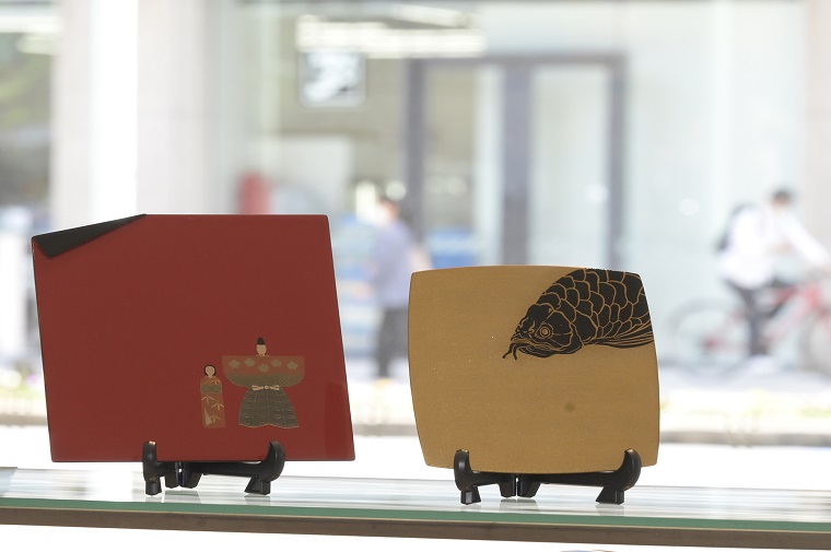  A plate with cute standing Hina dolls (left)