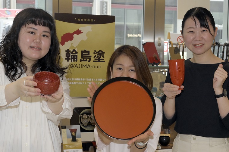 Sales staff supporting Wajima-nuri