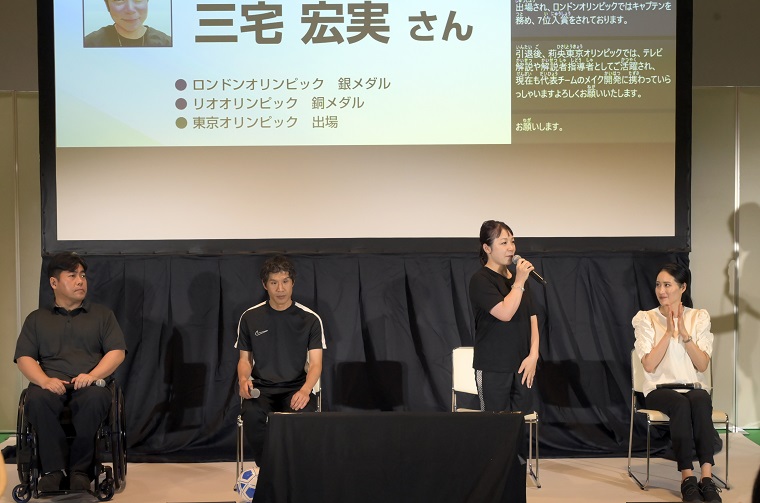 (From left) Athletes Odo Hideki, Sasaki Yasuhiro, Miyake Hiromi, and Tanaka Kotono