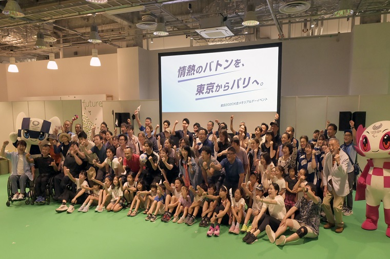 The participants, athletes, and mascots Miraitowa and Someity po