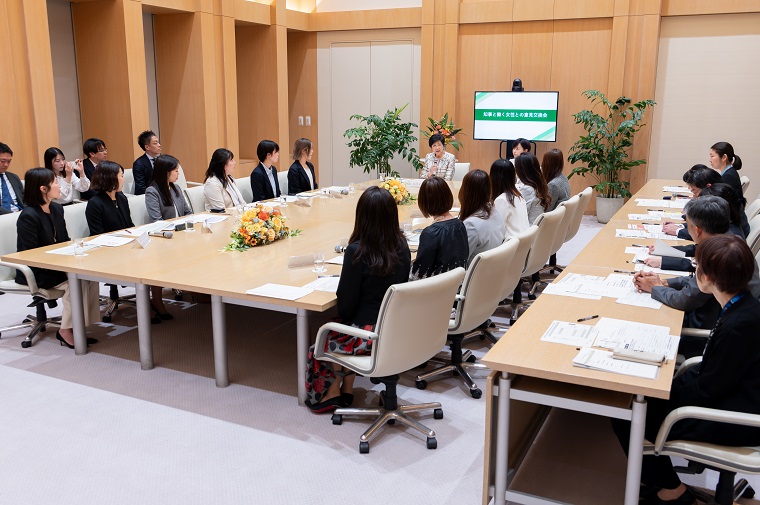  A wide-scale view of the opinion exchange 	meeting