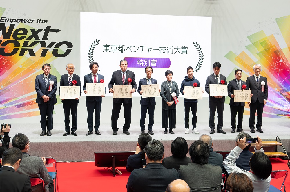 Photo：Commemorative photo taken at the award ceremony