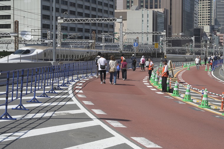 Photo: Shinkansen bullet train running alongside the expressway