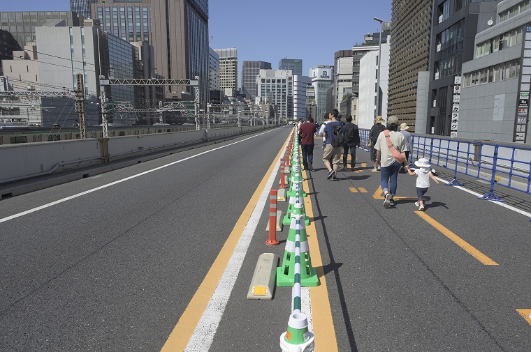 Photo:Families leisurely walking along the one side of the expr