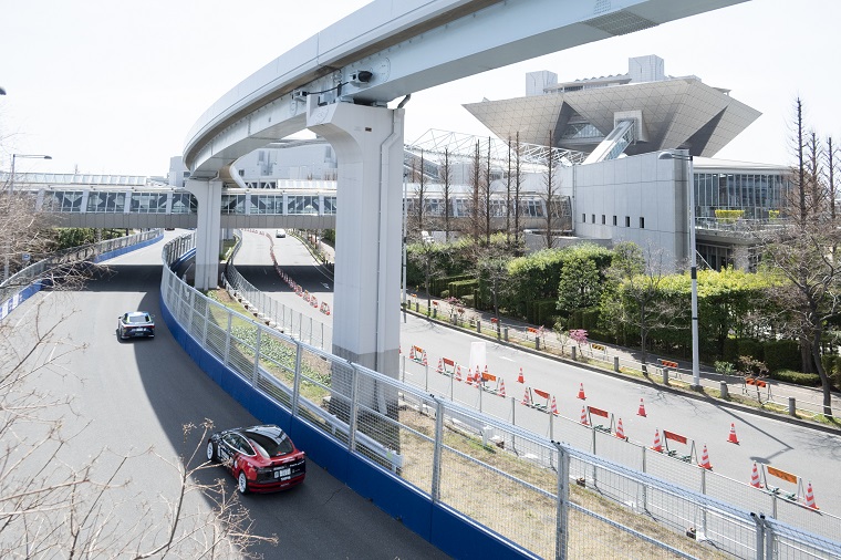 Photo: A car race course built under the Yurikamome tracks