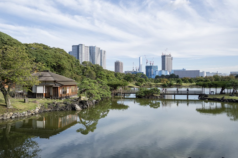 Shioirinoike (seawater pond), Tsubame-no-Ochaya (swallow teahouse), and Otsutaibashi Bridge in the Hamarikyu Gardens
