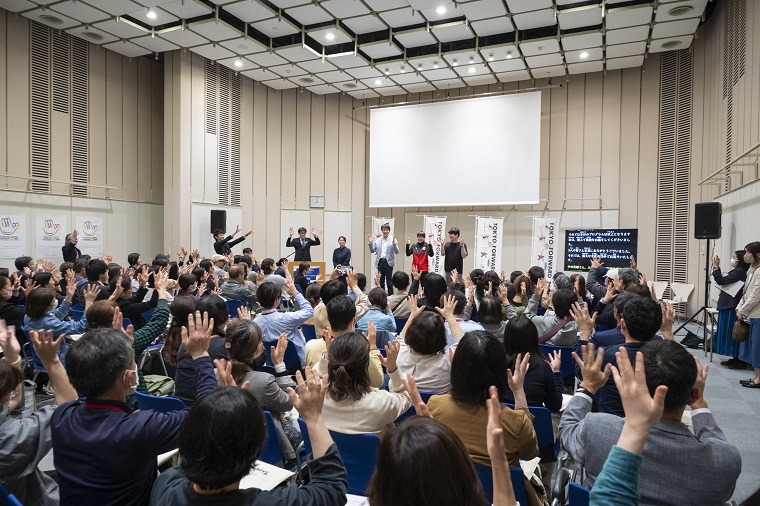 Photo: All the participants in the venue applauding in sign language