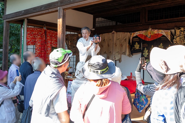 Hagiwara Yoshio explaining the masks to the audience after the performance.