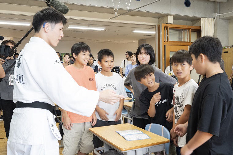  Elementary school children talking with the instructor
