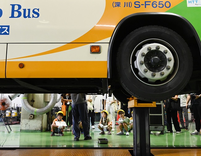Participants seeing the side of a bus body