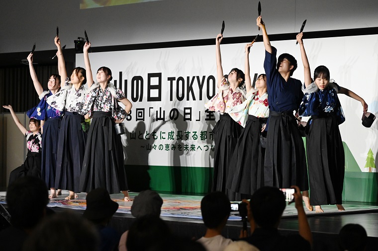  Calligraphy performance by students of Hachioji Jissen High Sch