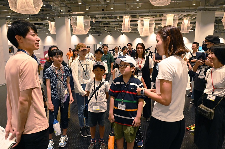Fukushima Chisato talking about her experiences at the World Athletics Championships to participating children