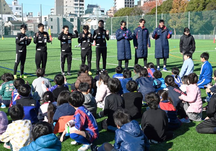 Photo: Deaf Futsal National Team members and FC Tokyo players explaining sign language