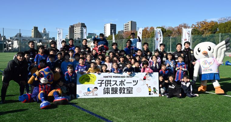 Photo: All participants taking a commemorative photo