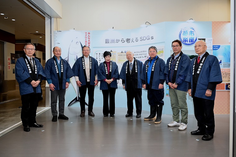 Photo: Governor Koike visiting Rakuza booths
