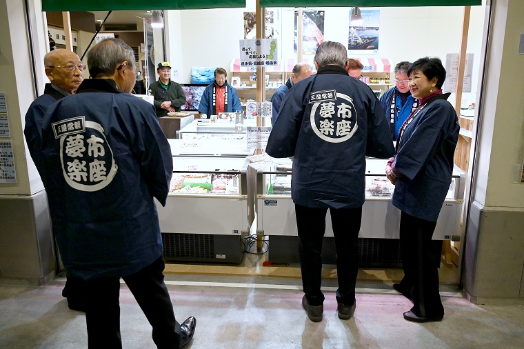 Photo 1: Governor Koike visiting Yumeichi stores