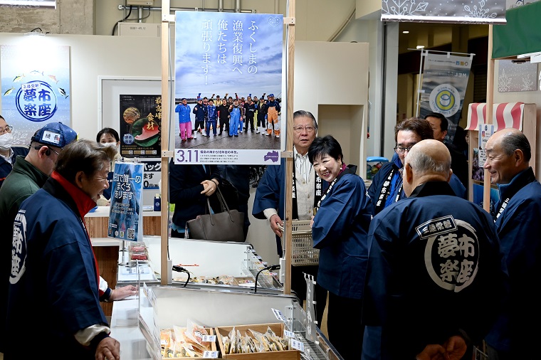 Photo 2: Governor Koike visiting Yumeichi stores