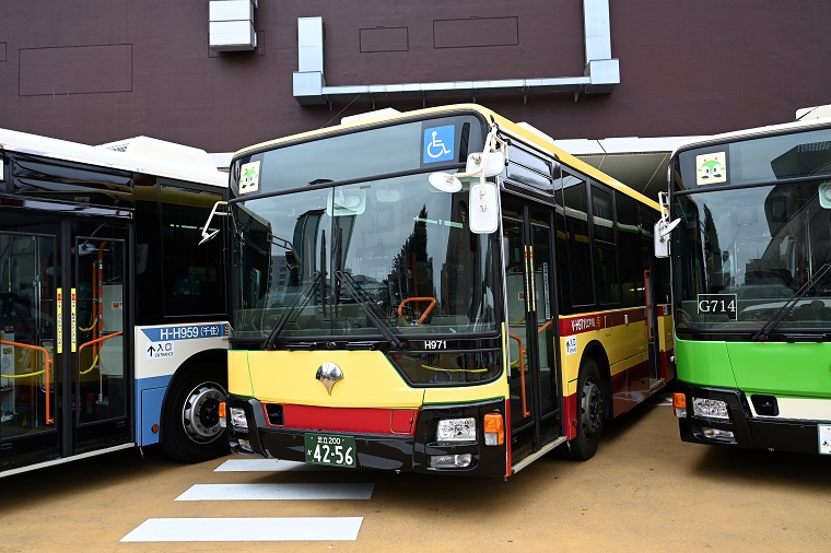 Photo: An old-model bus painted in red and yellow