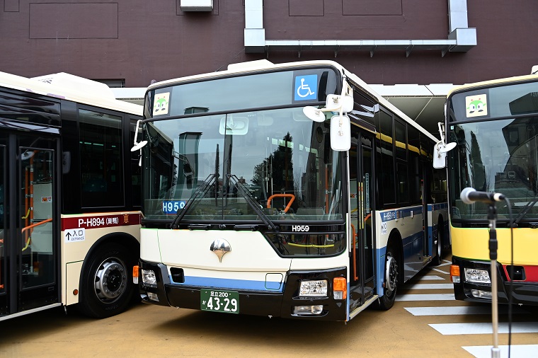Photo: An old-model bus whose lower part is painted in blue