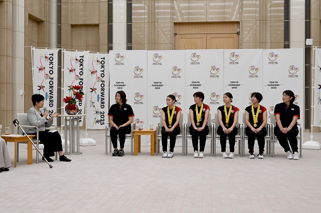 Deaf volleyball women’s national team visiting the Tokyo Metropolitan Government