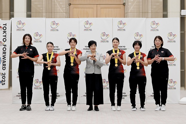 Women’s team members and Governor Koike taking commemorative photos