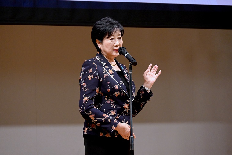 表彰式で職員を激励する小池知事の写真