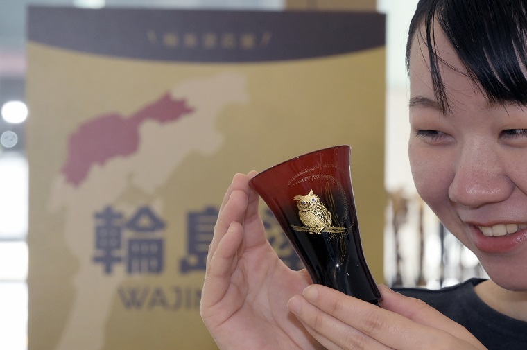 精緻なデザインの「ぐい呑みフクロウ」の写真