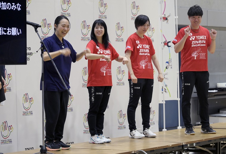 国際手話を紹介する川俣郁美さん（左端）の写真