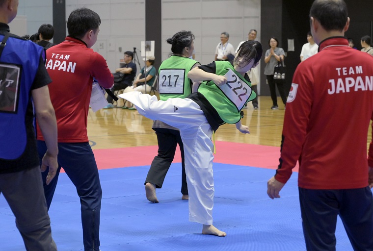 テコンドーの技を出す選手の写真