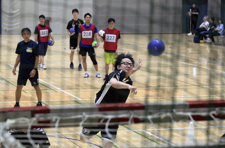 ハンドボールでゴールを狙う選手の写真