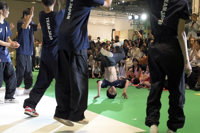 ブレイキンの実演の写真