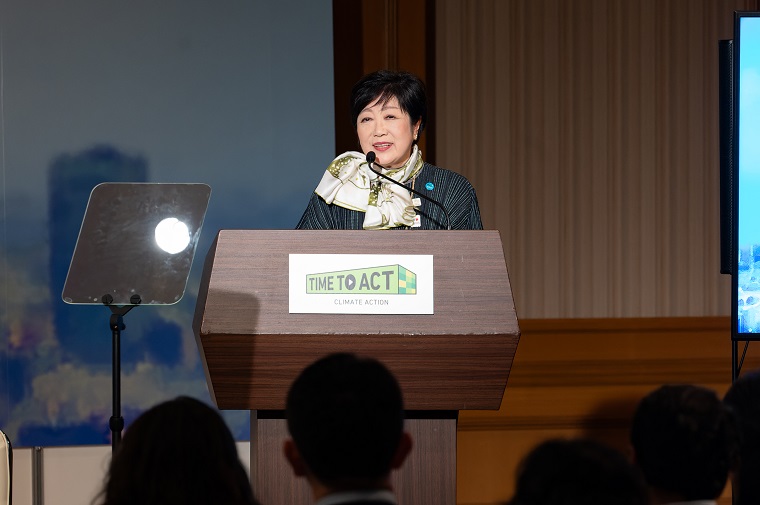 開会のあいさつをする小池知事の写真