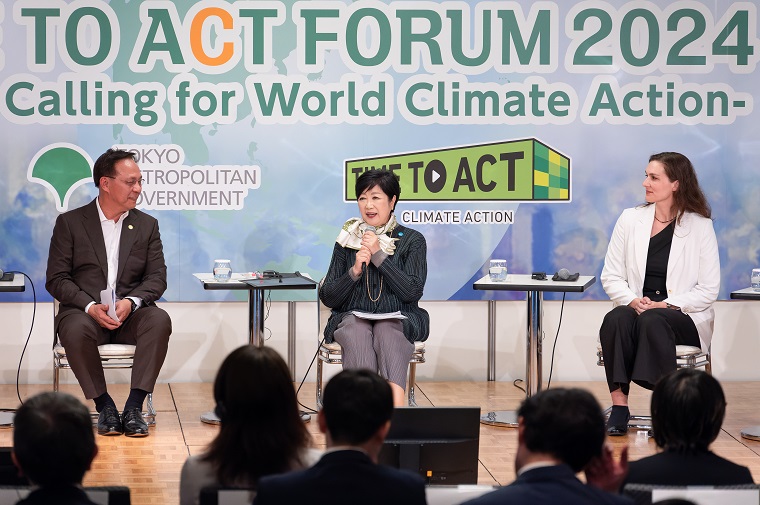 パネルディスカッションで発言する小池知事の写真