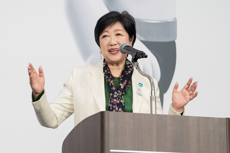 開幕のあいさつを行う小池知事の写真