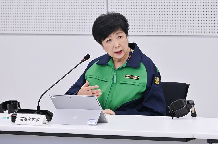 各局へ指示を出す小池知事の写真