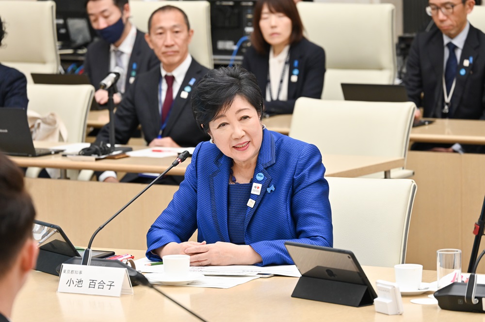 発言する小池知事の写真