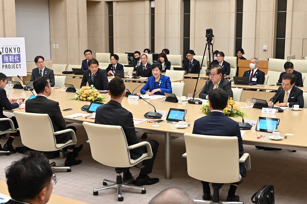 サミット内での議論の写真