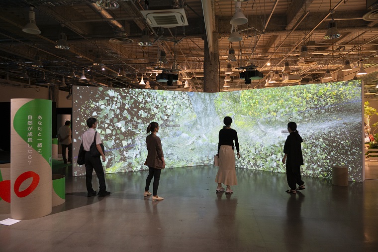 4人の鑑賞者に反応する作品の写真