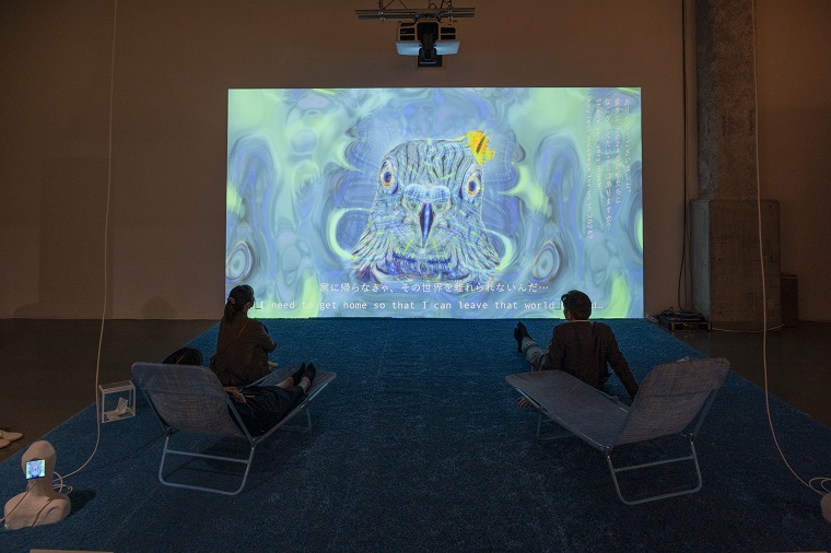 鑑賞者が架空の鳥類との対話を体験している写真