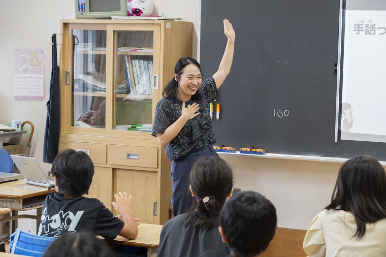授業中の川俣郁美さんの写真
