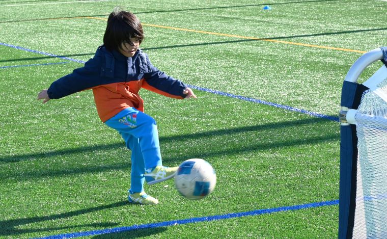 シュートを打つ参加者の写真