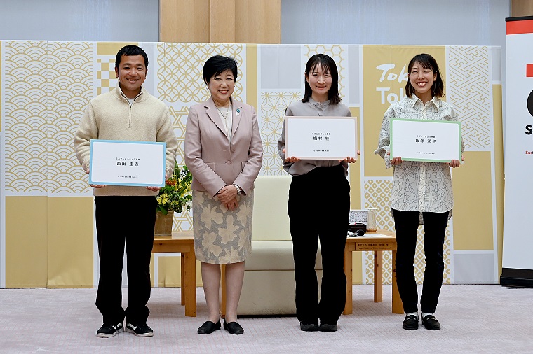 若手リーダーと小池都知事のフォトセッション画像