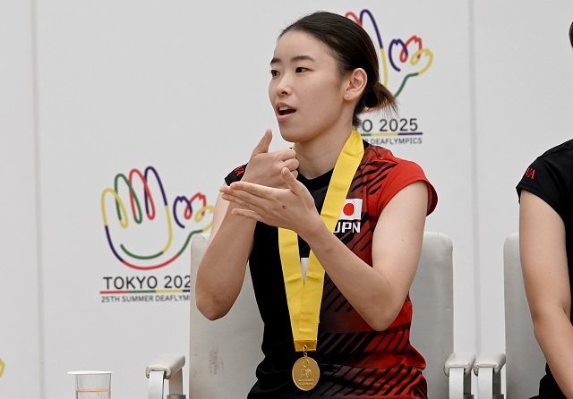 優勝の喜びを語る選手の写真