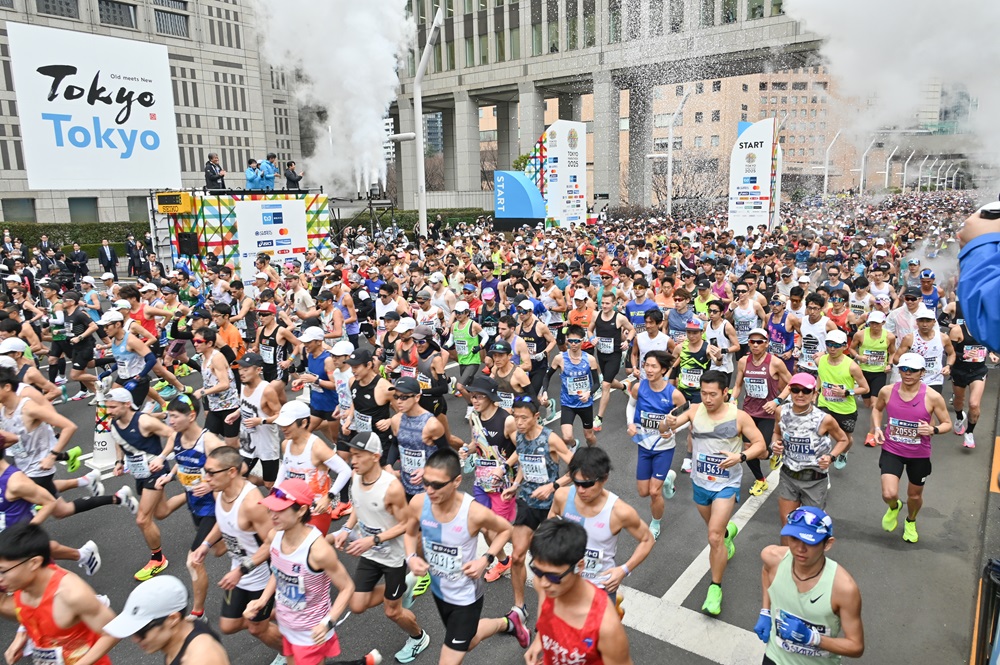 都庁前をスタートするランナーの写真