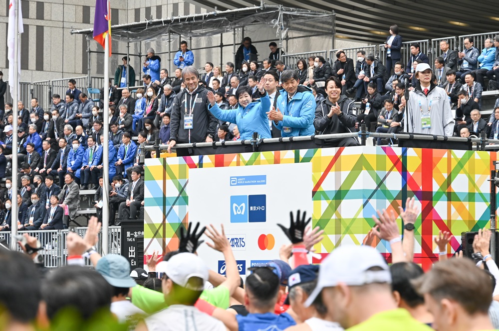 ランナーに手を振る小池知事の写真