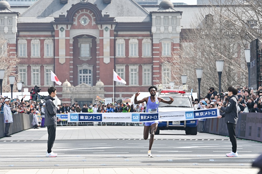 東京駅前・行幸通りを駆け抜けるランナーの写真