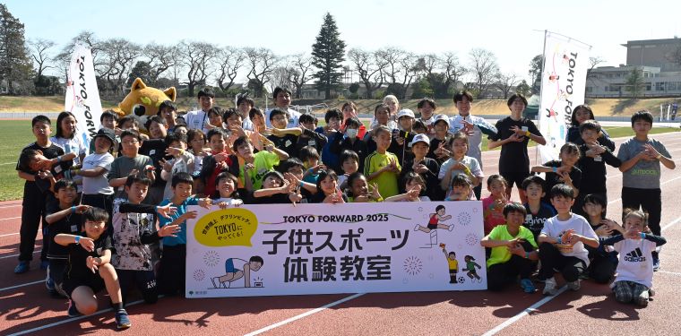 体験教室後、記念写真に納まる参加者たちの写真